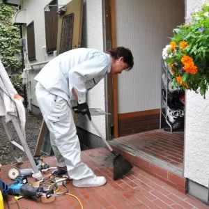 玄関タイルの洗浄方法とは？特に汚れやすい玄関タイルを洗浄する手順をご紹介のサムネイル